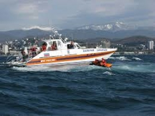 ЧЕТВЕРО В МОРЕ: спасатели МЧС выручили из беды далеко заплывших туристов