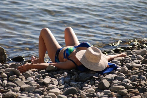 Фото дикий пляж девочке. Дикий пляж. Дикий пляж в Новосибирске. Пляж девушки дикий Сочи. Дикий пляж женщины.