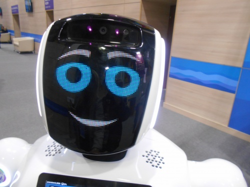 ЗДРАВСТВУЙТЕ,  МЕНЯ ЗОВУТ МАША: роботы звонят и мы «беседуем по душам» с искусственным интеллектом